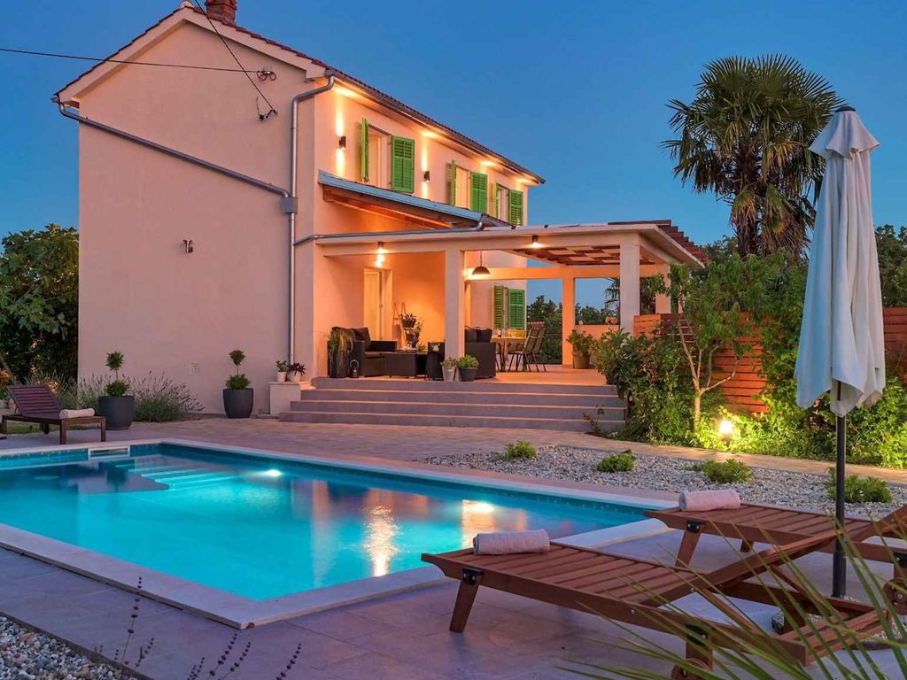 Villa mit Swimmingpool, Grill und großem Garten