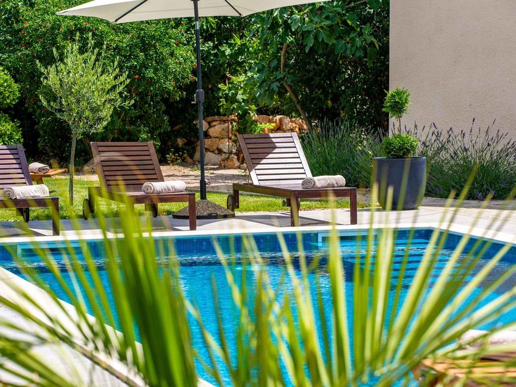 Villa mit Swimmingpool, Grill und großem Garten