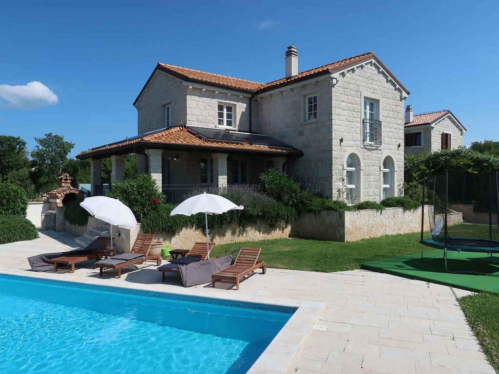Villa Steinoase voller Luxus mit Komfort, Klimaanlage und Außenpool