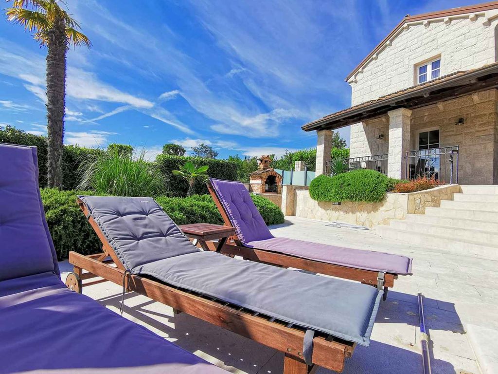 Villa Steinoase voller Luxus mit Komfort, Klimaanlage und Außenpool