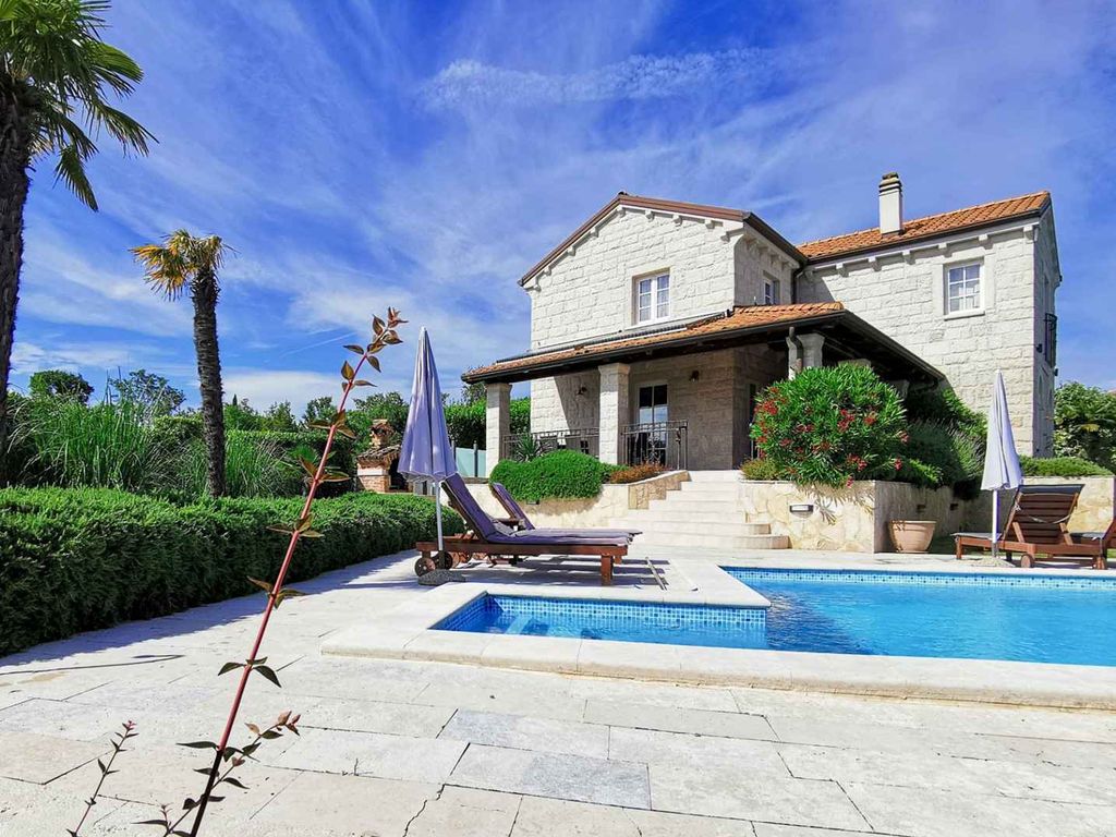 Villa Steinoase voller Luxus mit Komfort, Klimaanlage und Außenpool