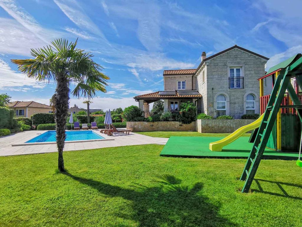 Villa Steinoase voller Luxus mit Komfort, Klimaanlage und Außenpool