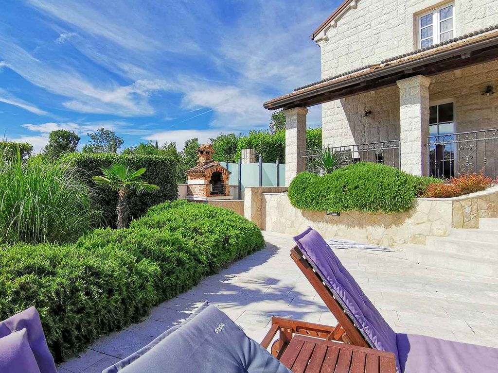 Villa Steinoase voller Luxus mit Komfort, Klimaanlage und Außenpool