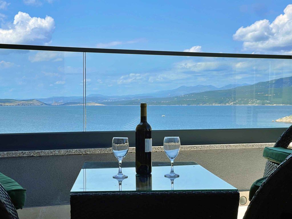 Ferienwohnung mit Swimmingpool und Meerblick