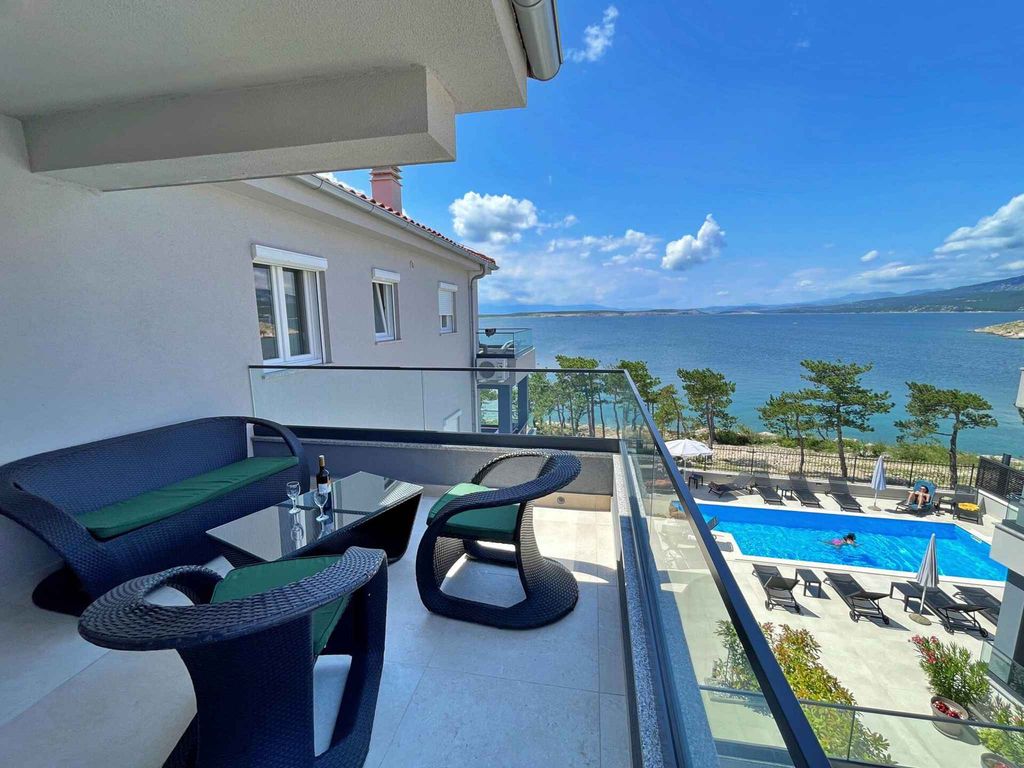 Ferienwohnung mit Swimmingpool und Meerblick