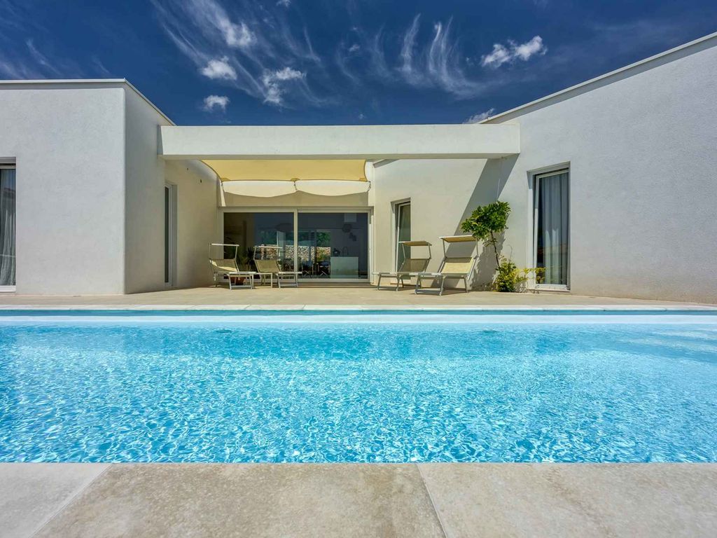 Villa mit Pool und Klimaanlage