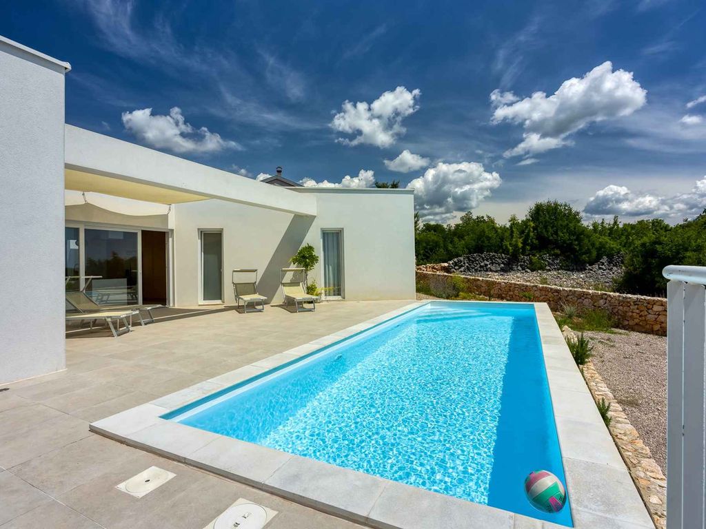 Villa mit Pool und Klimaanlage