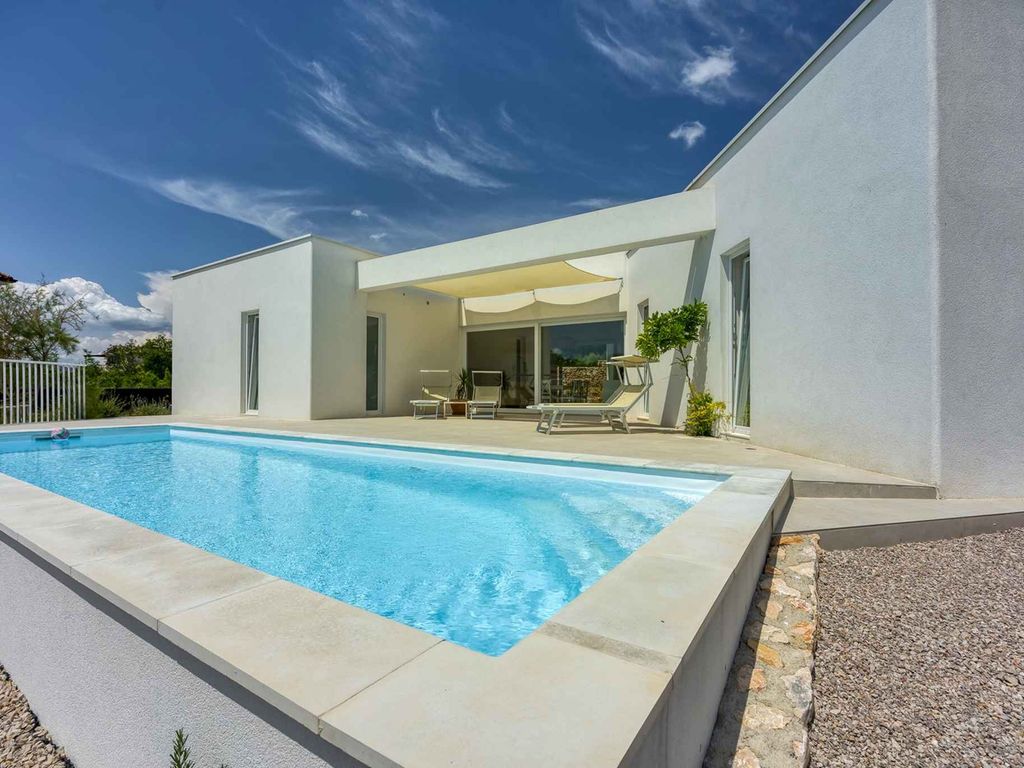 Villa mit Pool und Klimaanlage