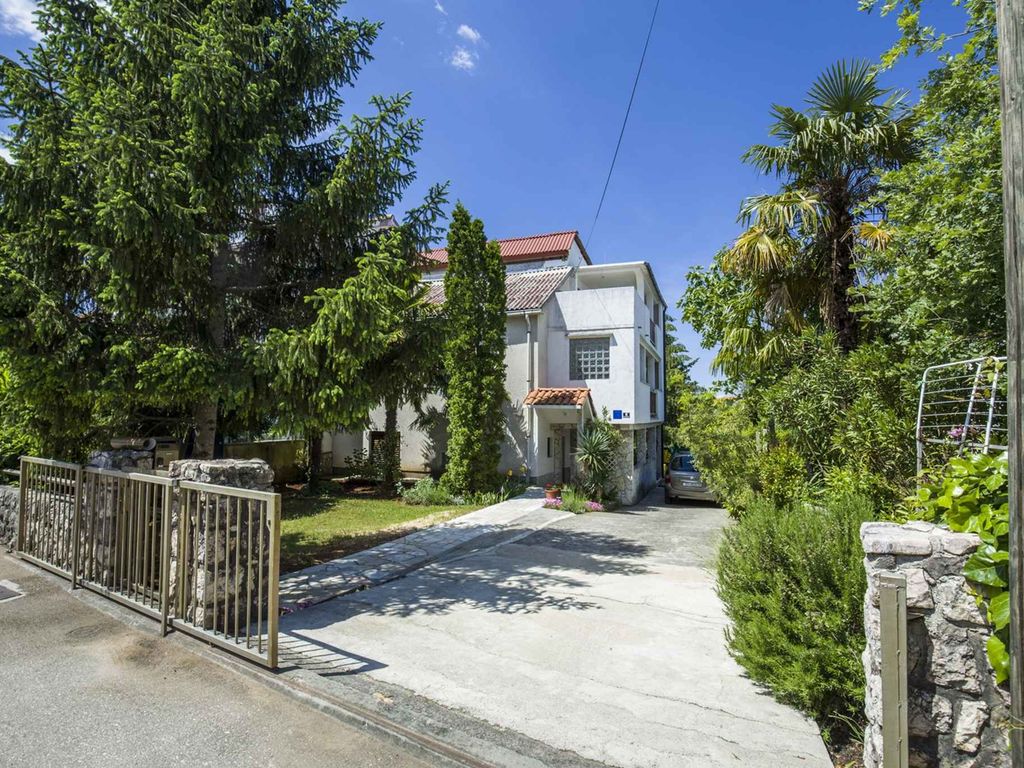 Komfortables Apartment mit zwei Schlafzimmern und Balkon in der Stadt Malinska
