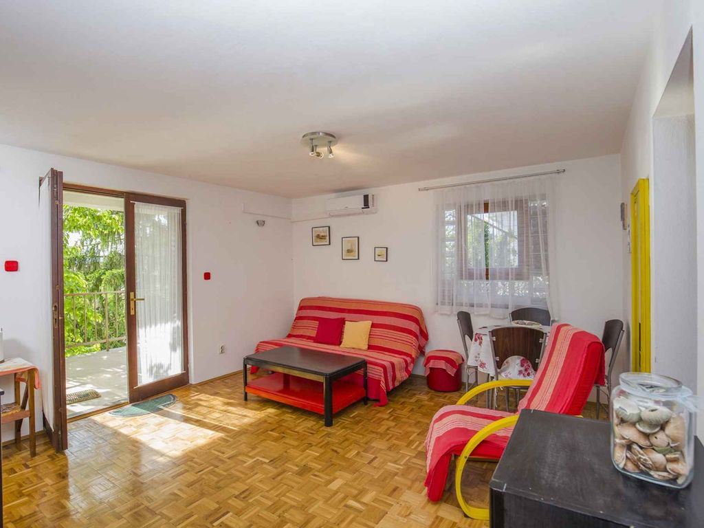 Komfortables Apartment mit zwei Schlafzimmern und Balkon in der Stadt Malinska