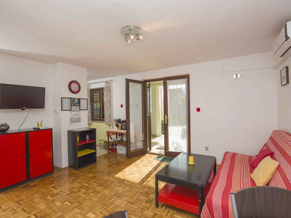 Komfortables Apartment mit zwei Schlafzimmern und Balkon in der Stadt Malinska
