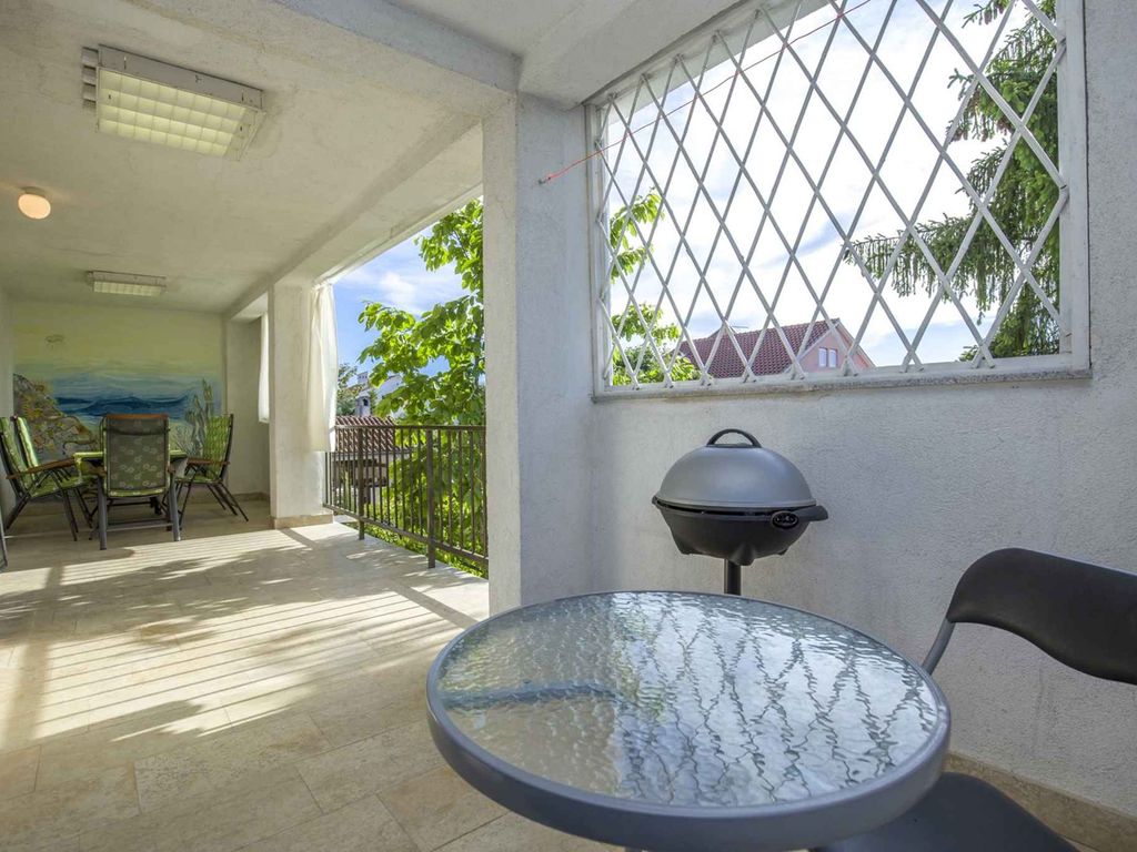 Komfortables Apartment mit zwei Schlafzimmern und Balkon in der Stadt Malinska