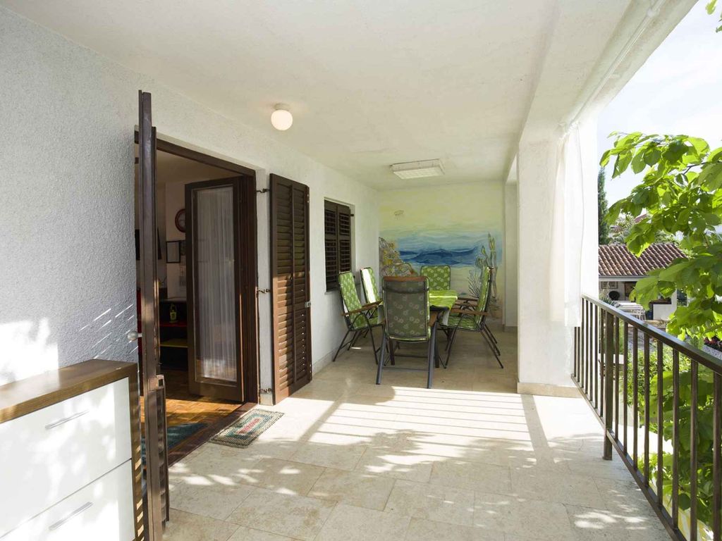 Komfortables Apartment mit zwei Schlafzimmern und Balkon in der Stadt Malinska