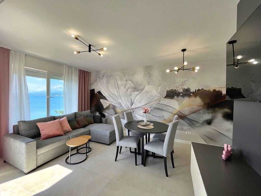 Ferienwohnung mit Swimmingpool und Meerblick