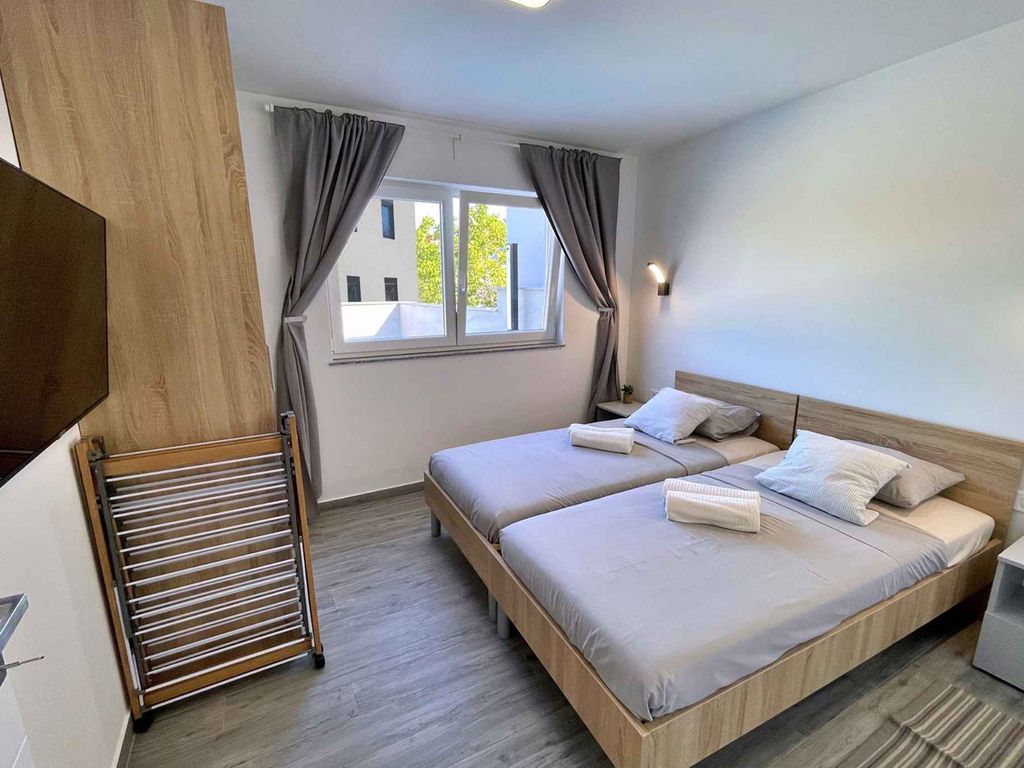 Ferienwohnung modern eingerichtet mit privatem Pool