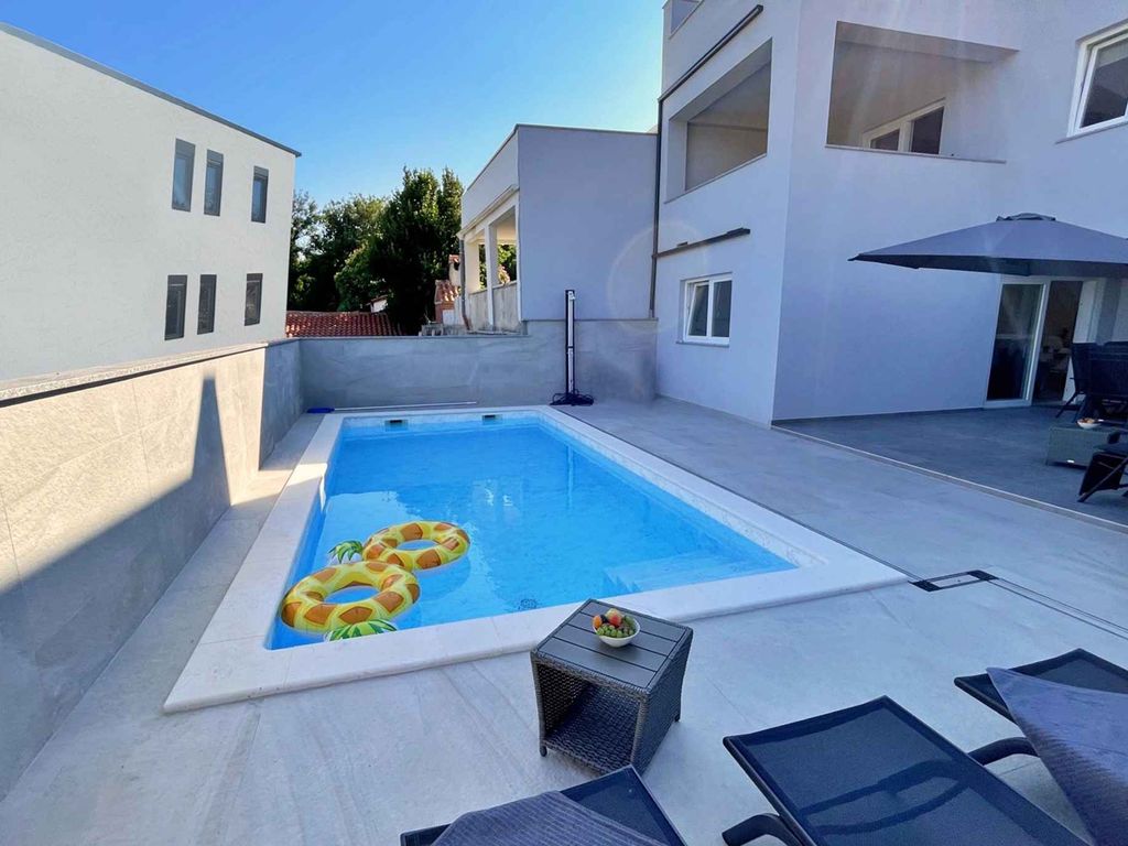 Ferienwohnung modern eingerichtet mit privatem Pool