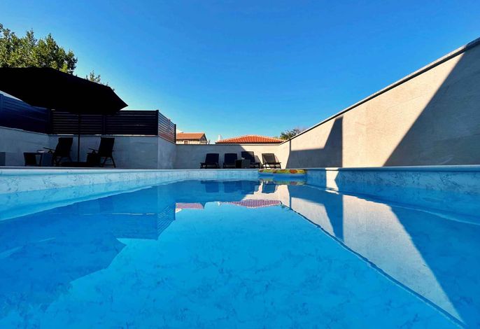 Ferienwohnung modern eingerichtet mit privatem Pool