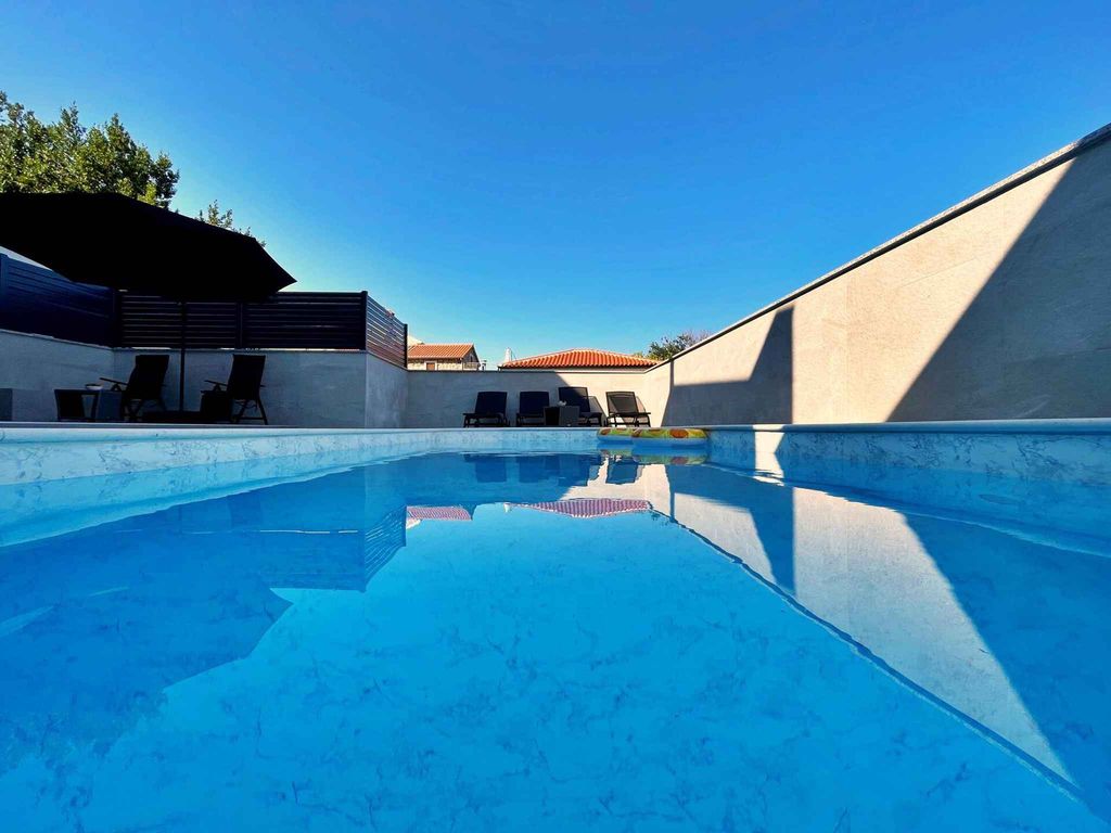 Ferienwohnung modern eingerichtet mit privatem Pool