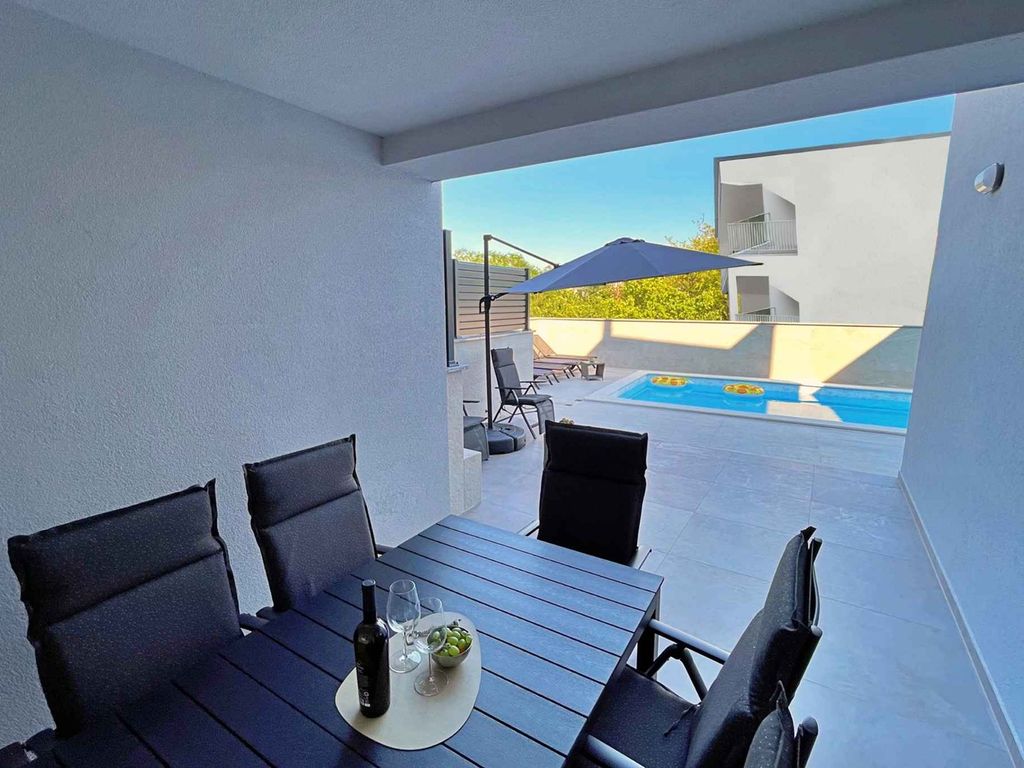 Ferienwohnung modern eingerichtet mit privatem Pool