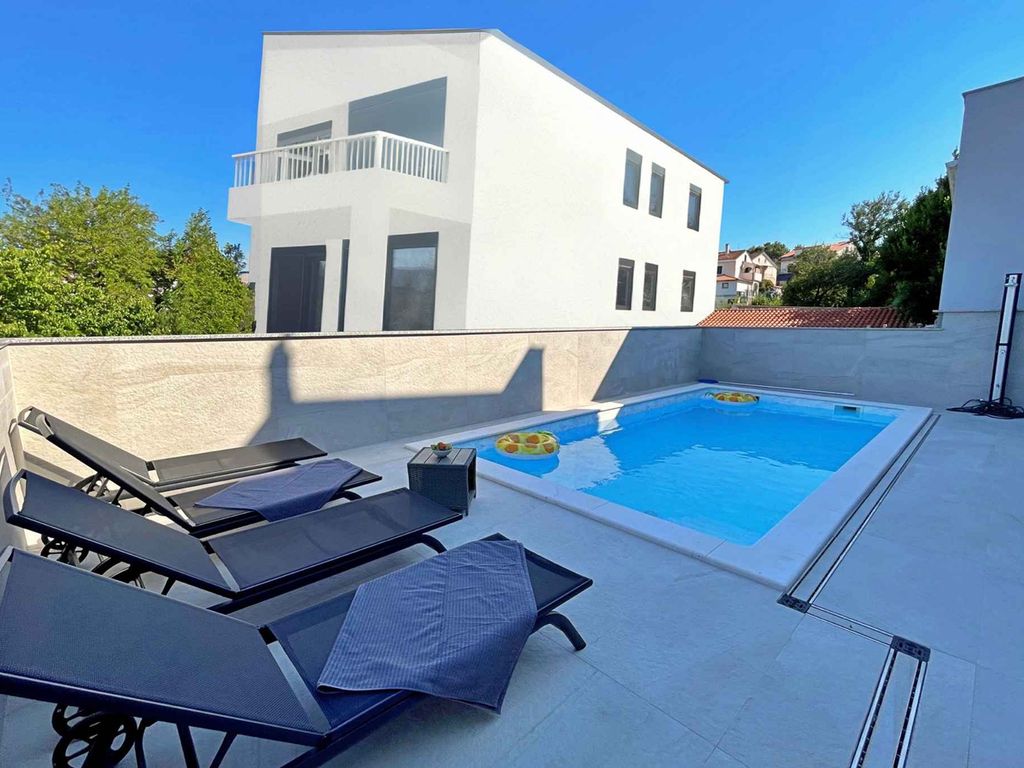 Ferienwohnung modern eingerichtet mit privatem Pool