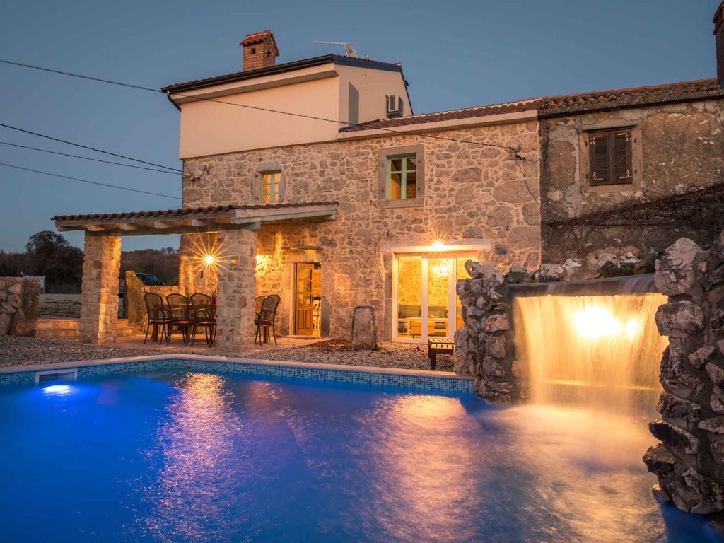 Villa mit Pool und Klimaanlage