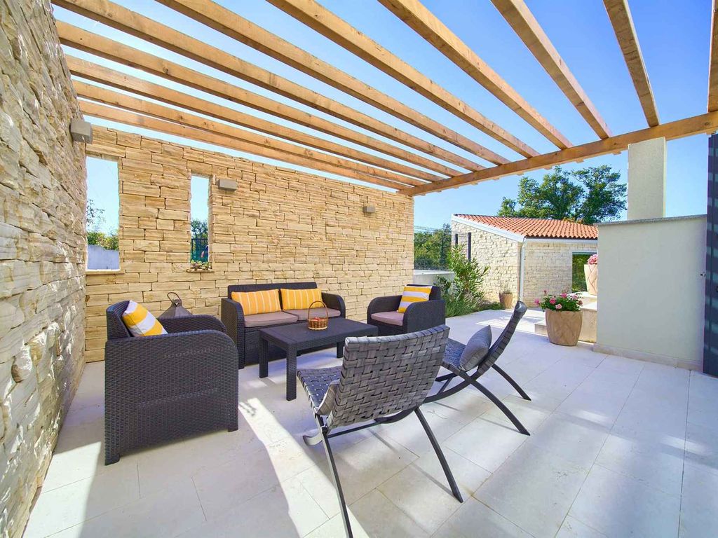 Villa mit Pool für 8 Personen