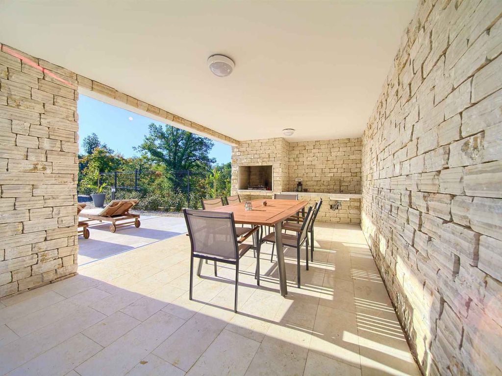 Villa mit Pool für 8 Personen