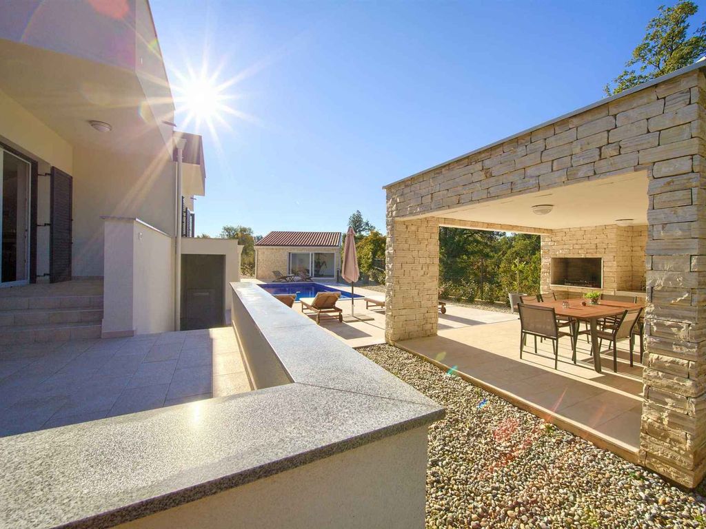 Villa mit Pool für 8 Personen