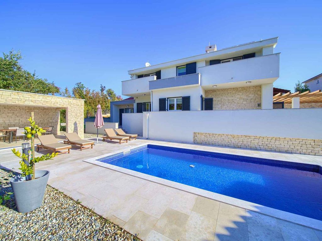 Villa mit Pool für 8 Personen