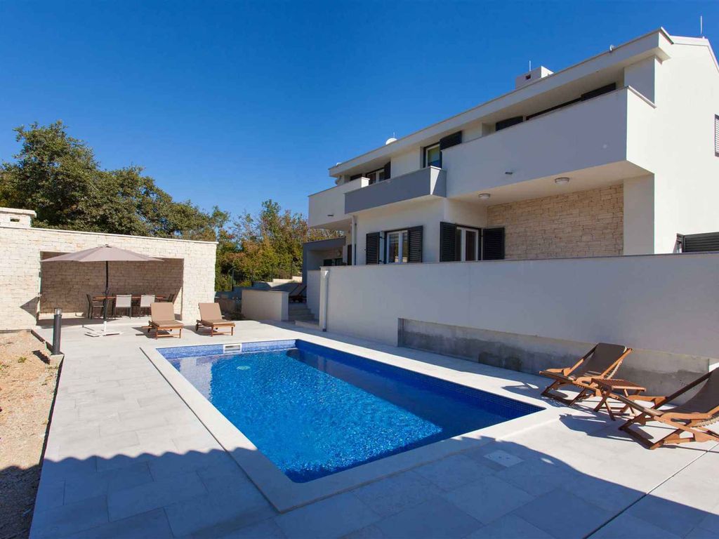 Villa mit Pool für 8 Personen
