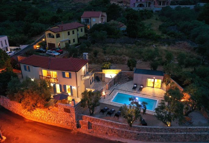 Villa mit Swimmingpool und Meerblick