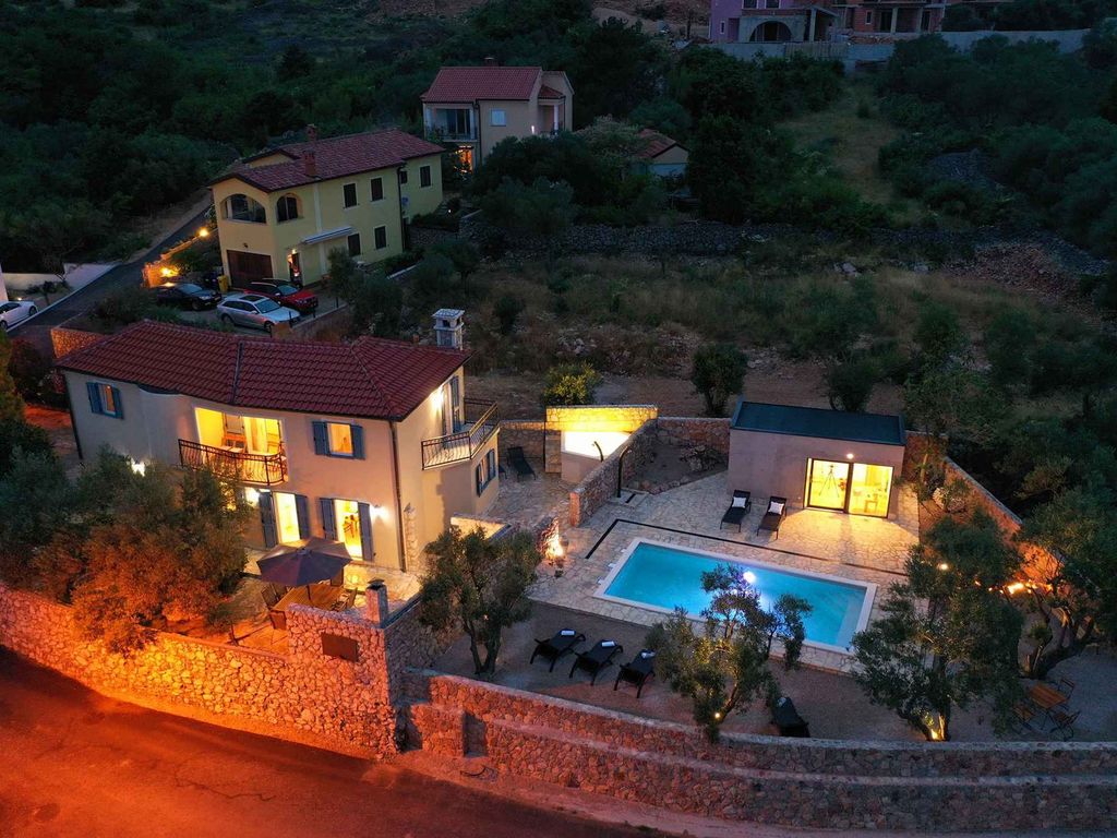 Villa mit Swimmingpool und Meerblick