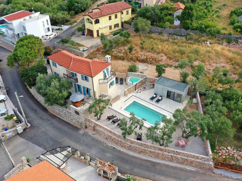Villa mit Swimmingpool und Meerblick