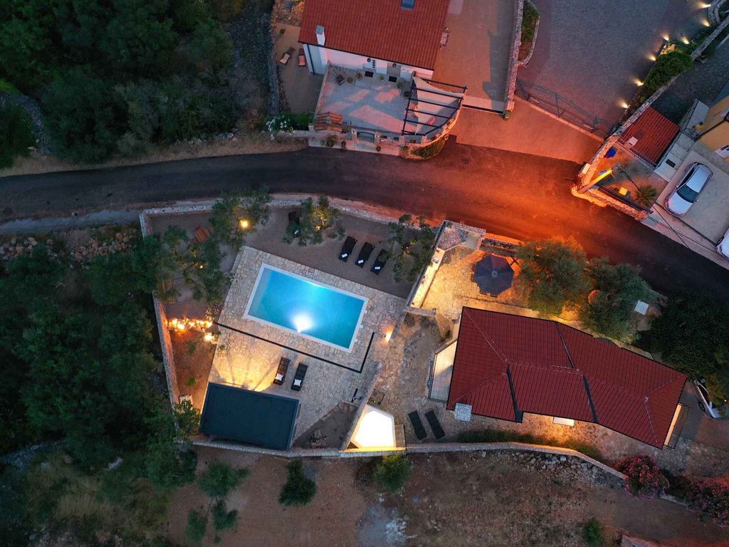 Villa mit Swimmingpool und Meerblick