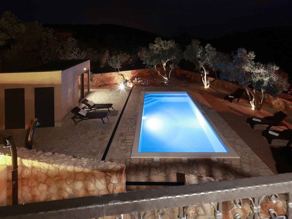 Villa mit Swimmingpool und Meerblick