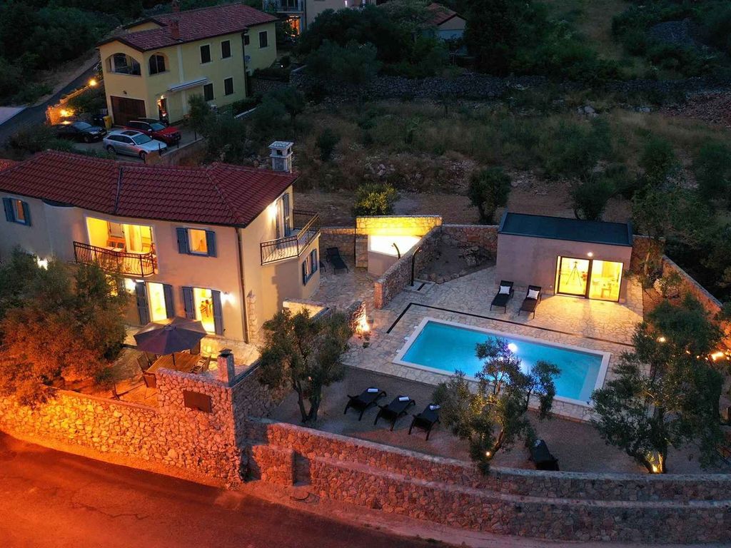 Villa mit Swimmingpool und Meerblick