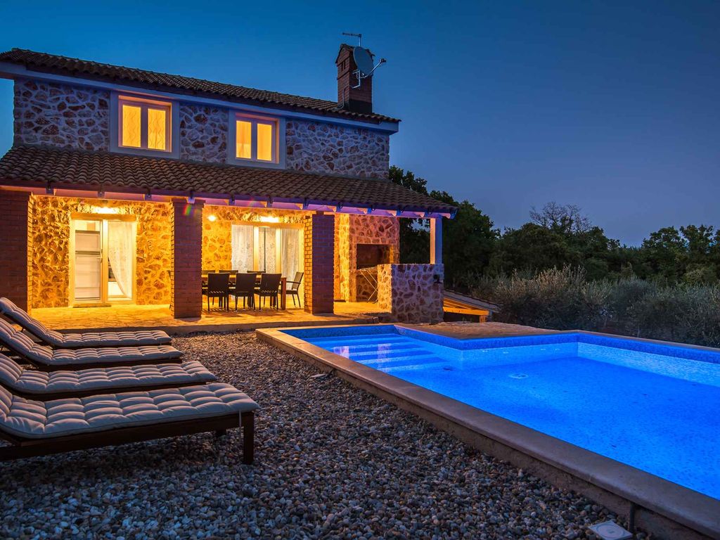 Ferienhaus mit Pool und Billiard