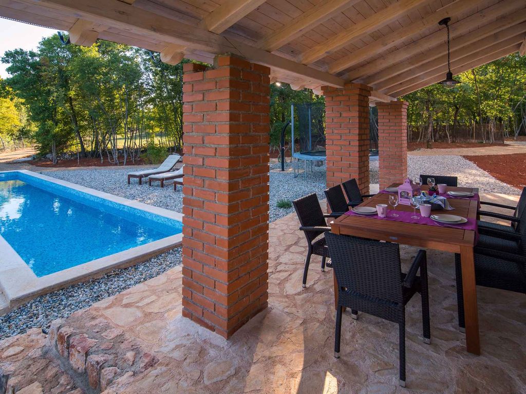 Ferienhaus mit Pool und Billiard