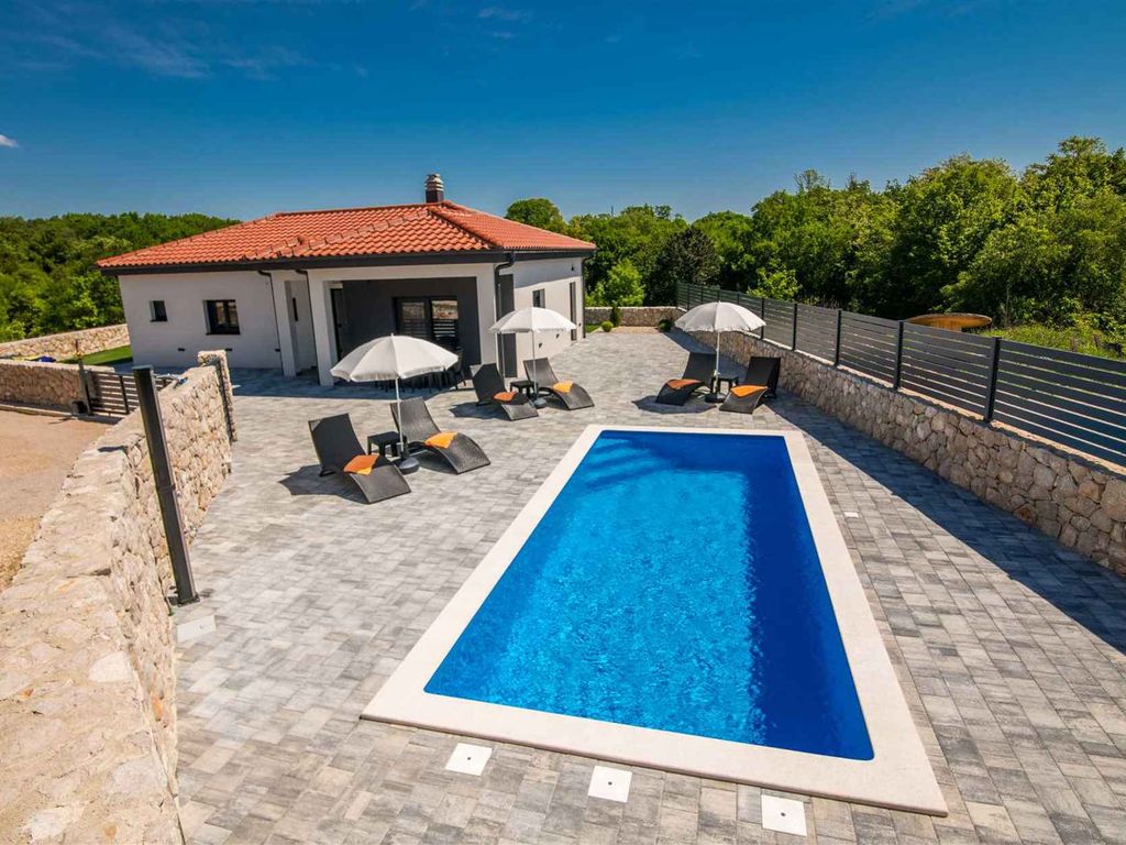 Villa mit Pool an ruhiger Lage