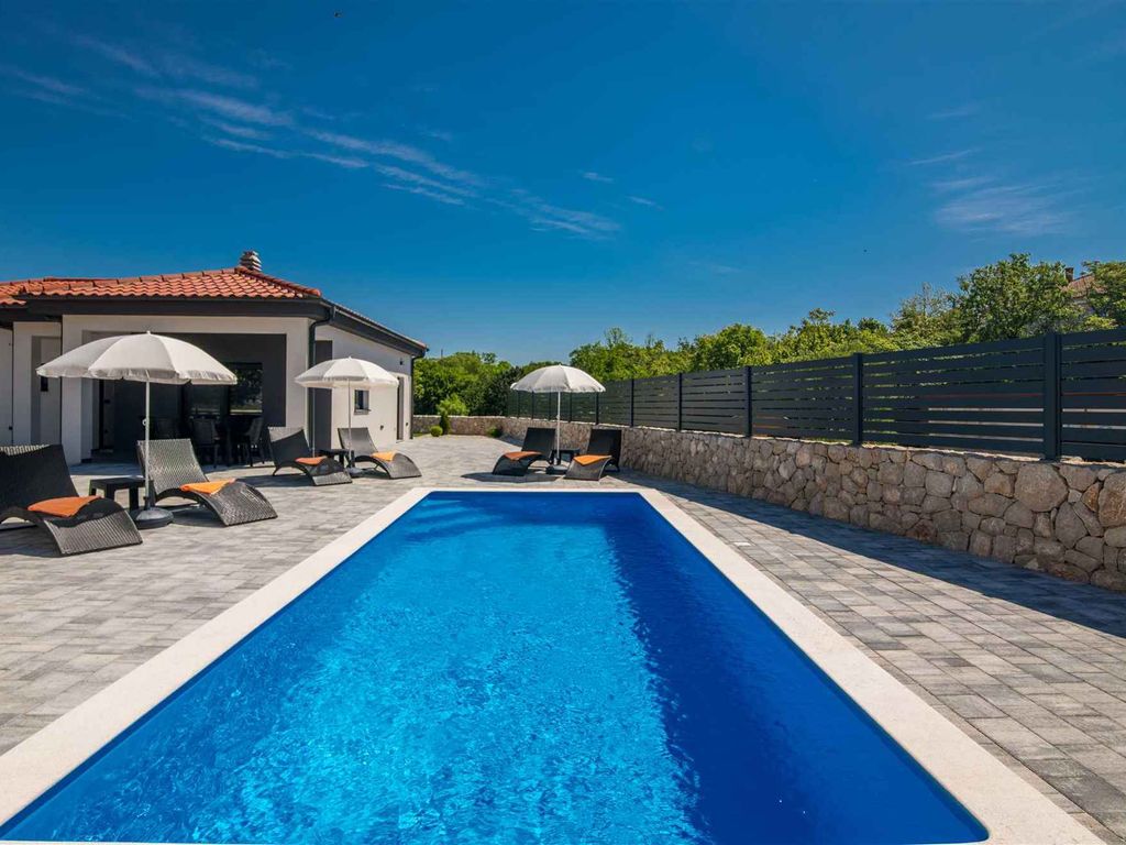 Villa mit Pool an ruhiger Lage