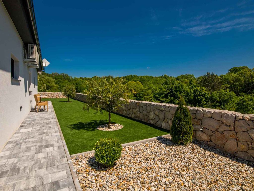 Villa mit Pool an ruhiger Lage