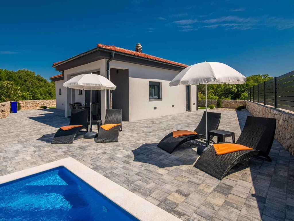 Villa mit Pool an ruhiger Lage