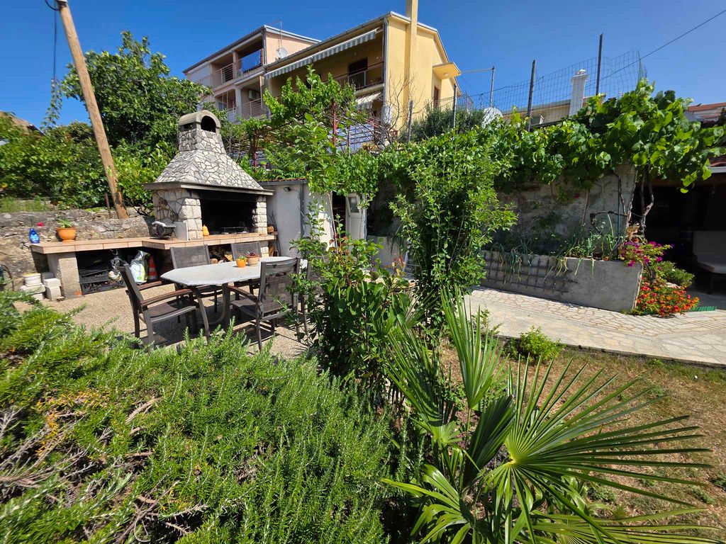 Ferienwohnung mit Garten und Klimaanlage