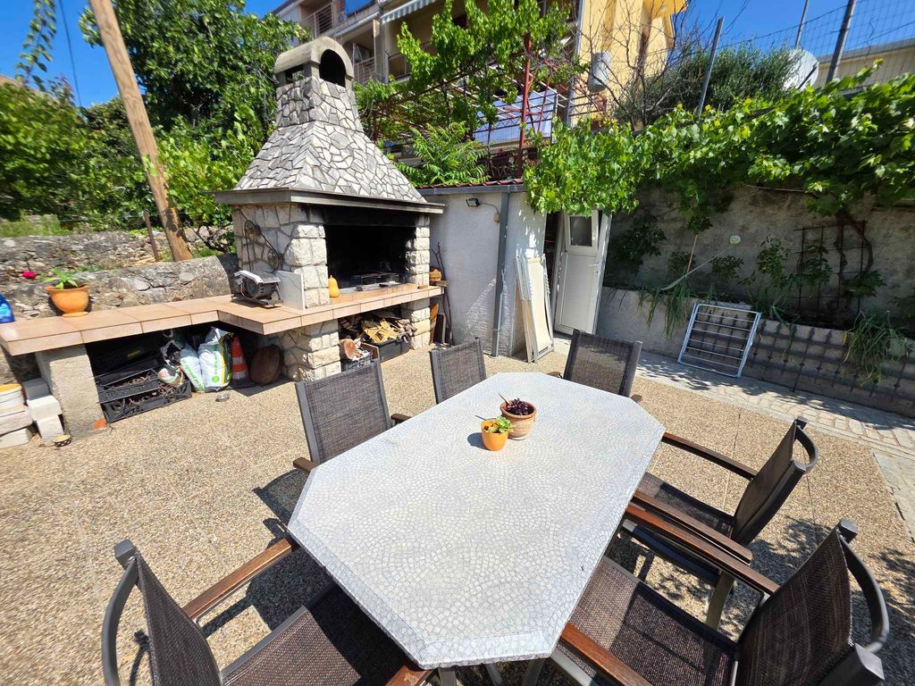 Ferienwohnung mit Garten und Klimaanlage