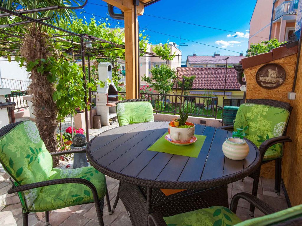 Ferienhaus Mit Klimaanlage in jedem Zimmer und einem großen Garten mit Grill