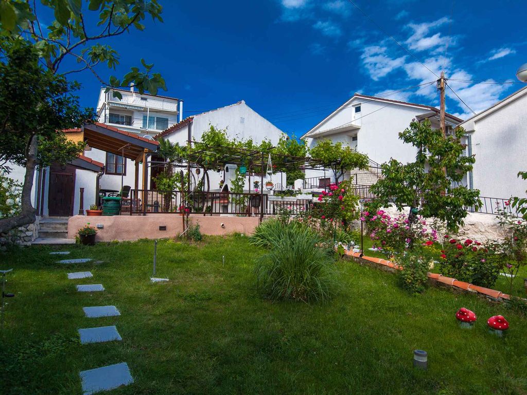 Ferienhaus Mit Klimaanlage in jedem Zimmer und einem großen Garten mit Grill