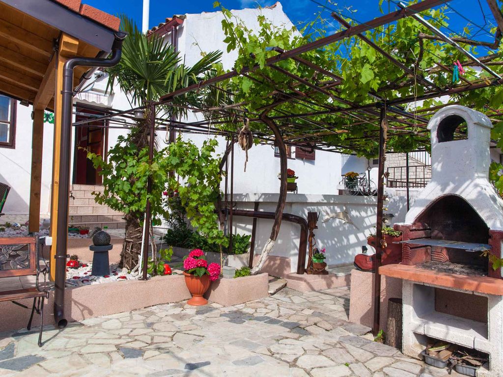 Ferienhaus Mit Klimaanlage in jedem Zimmer und einem großen Garten mit Grill