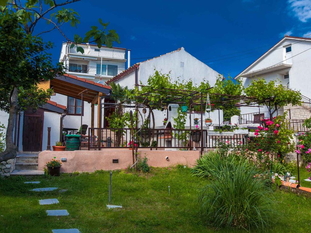 Ferienhaus Mit Klimaanlage in jedem Zimmer und einem großen Garten mit Grill