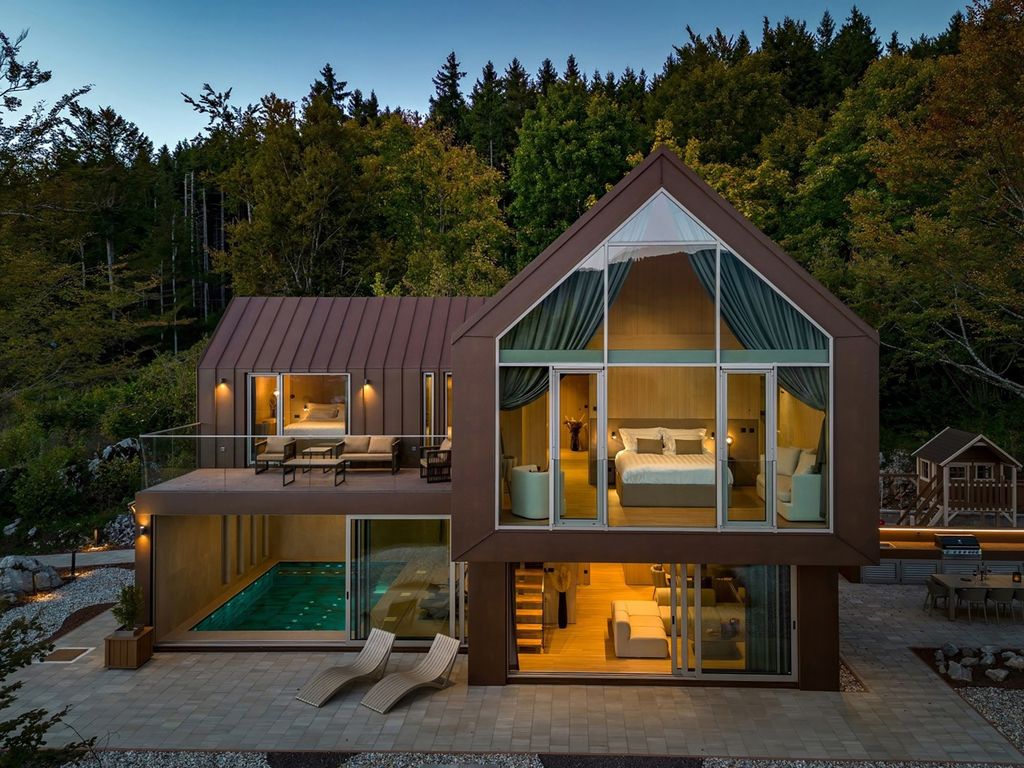 Villa mit Innenpool