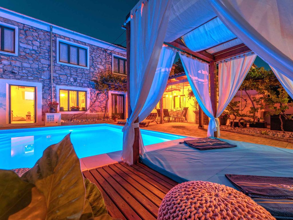 Ferienhaus mit Pool, Grill, Außenküche und Spielplatz